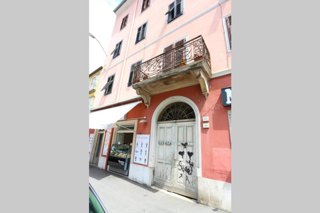 Charming Apartment In Town Center Pula Exterior foto