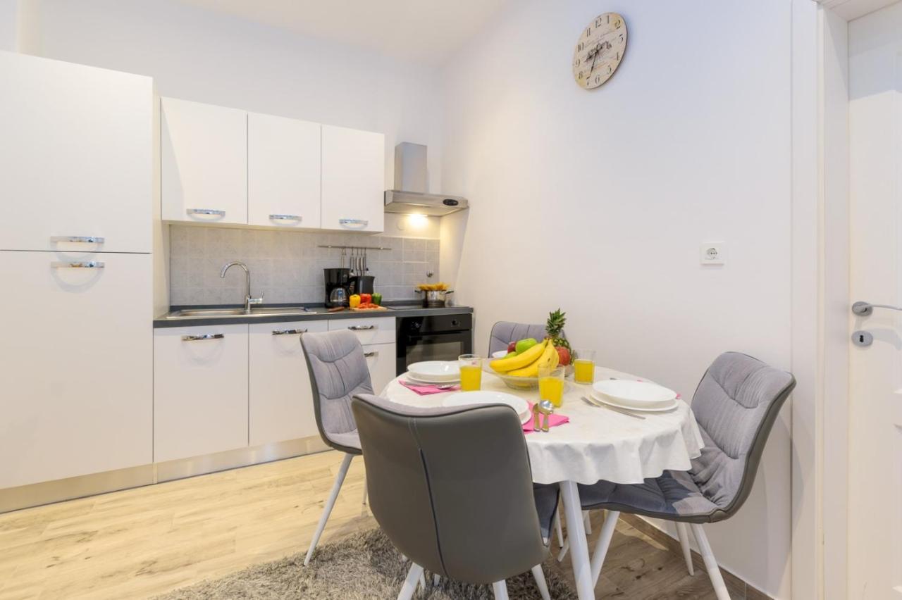 Charming Apartment In Town Center Pula Exterior foto
