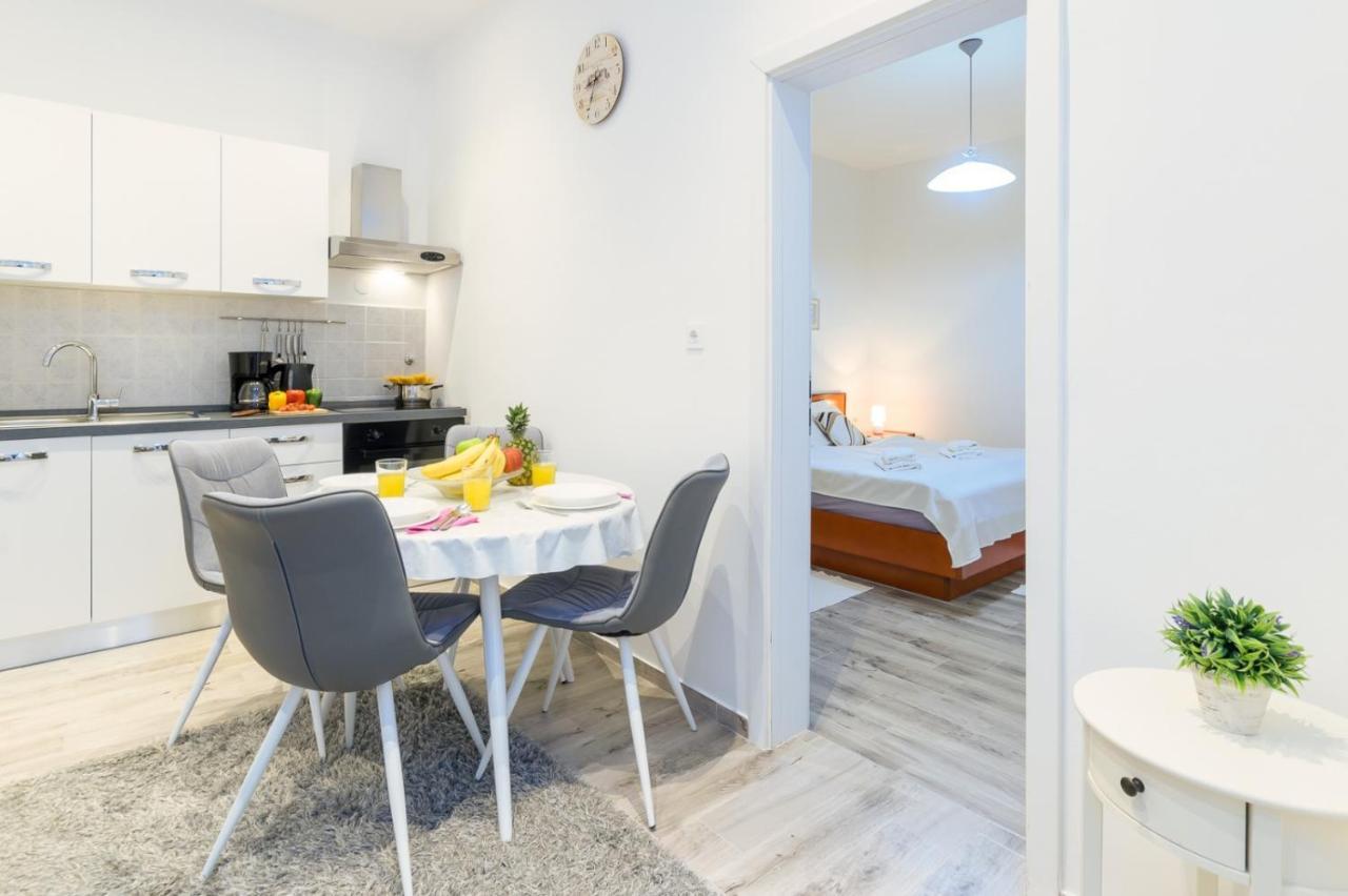 Charming Apartment In Town Center Pula Exterior foto