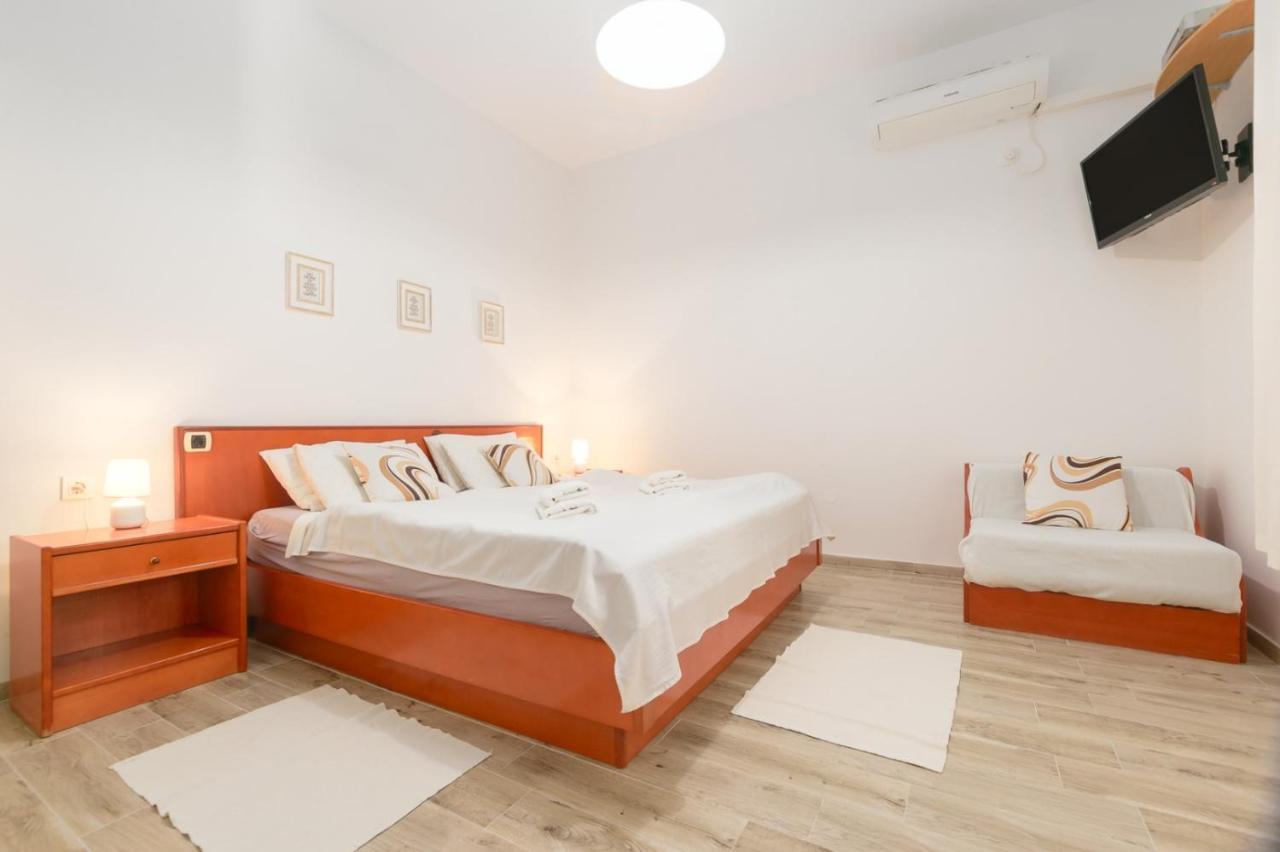 Charming Apartment In Town Center Pula Exterior foto